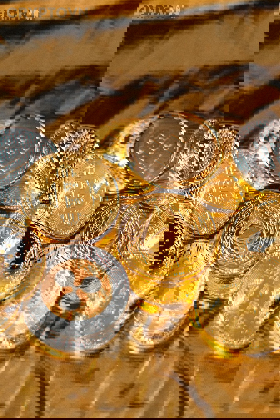 Giao diện sàn giao dịch crypto hiện đại với biểu đồ và khối lượng giao dịch