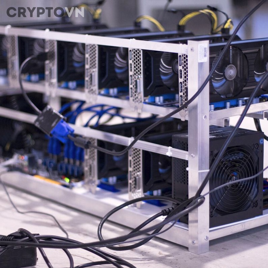 Mining rig setup với nhiều GPU đang hoạt động