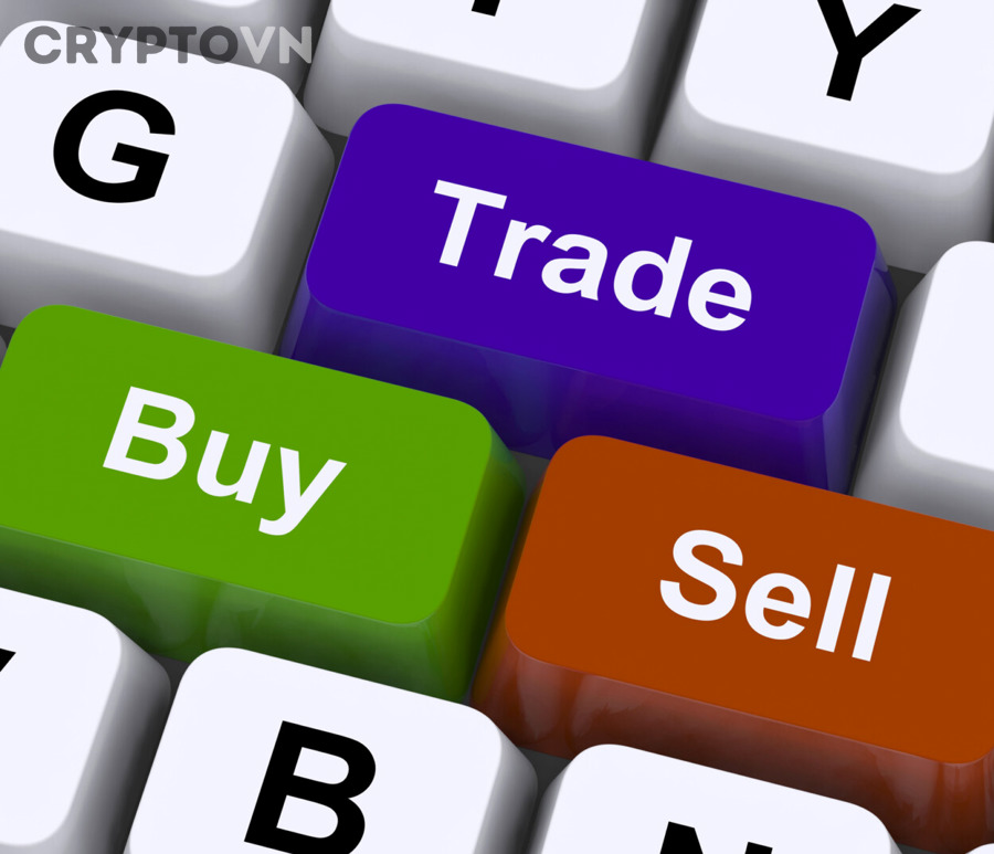 Trader mới quan sát biểu đồ crypto và suy nghĩ về dấu hiệu nghiện trade