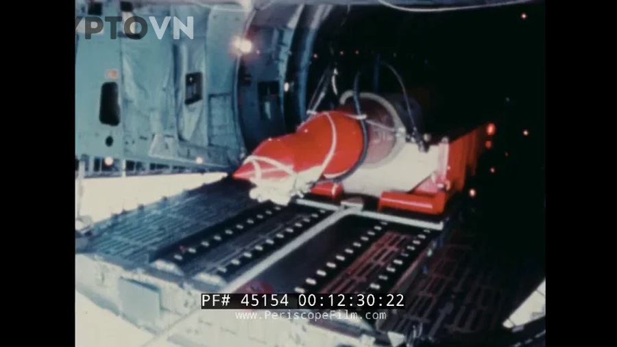 Người dùng theo dõi danh sách dự án airdrop, ví và hoạt động on-chain trên laptop