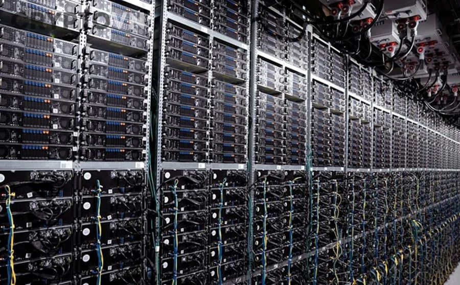 Hệ thống máy chủ và trung tâm dữ liệu gợi liên tưởng đến mô hình cloud mining