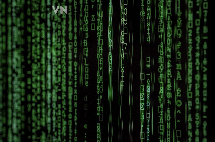 Cybersecurity concept với màn hình code và khóa bảo mật, minh họa cho rủi ro hack sàn giao dịch crypto
