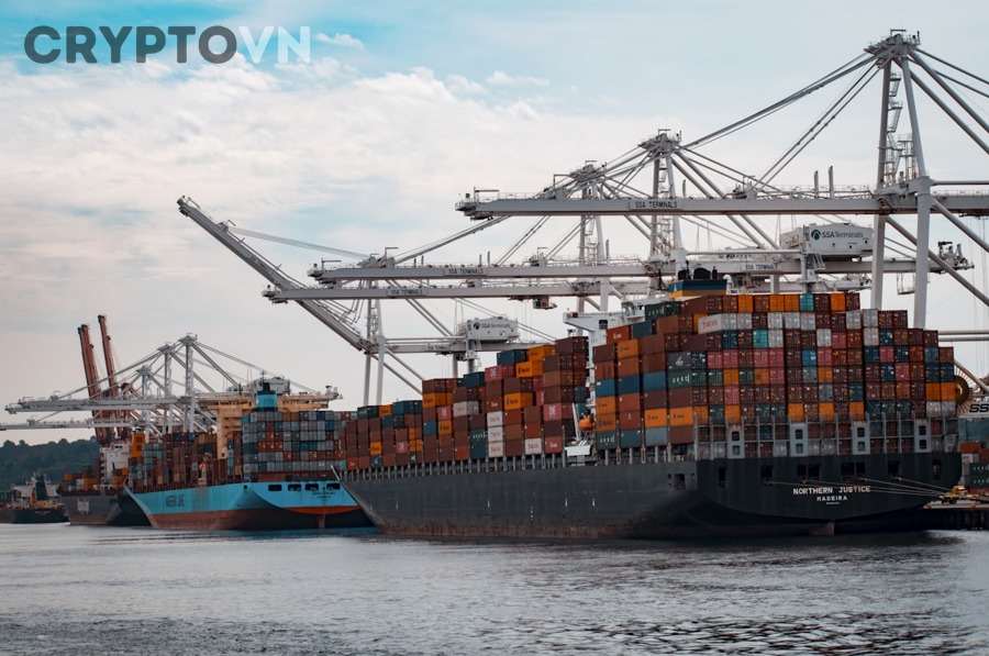Cảng container quốc tế với các tàu Maersk - minh họa blockchain theo dõi chuỗi cung ứng vận tải biển