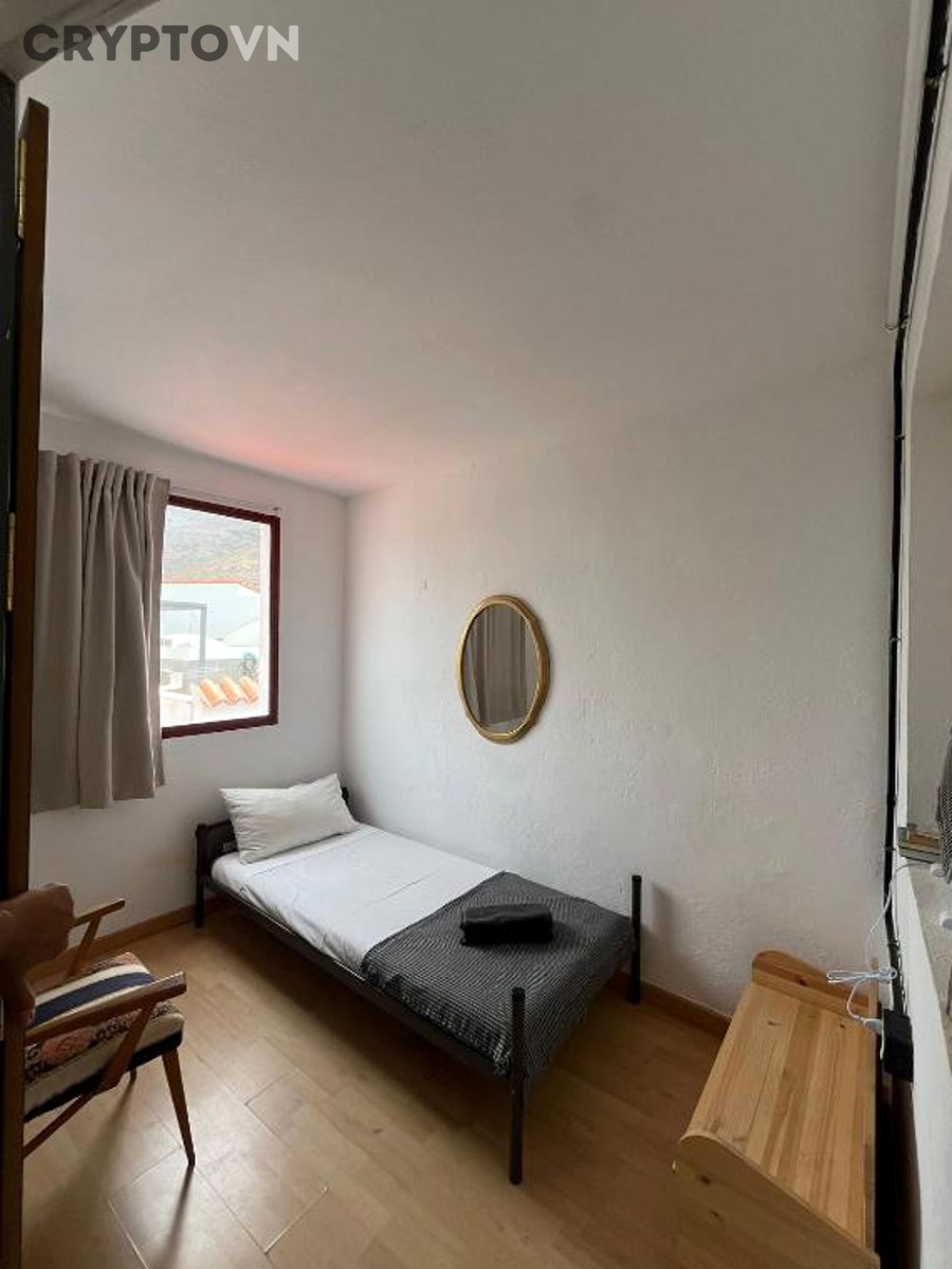 Biểu đồ thị trường crypto và meme coin PEPE