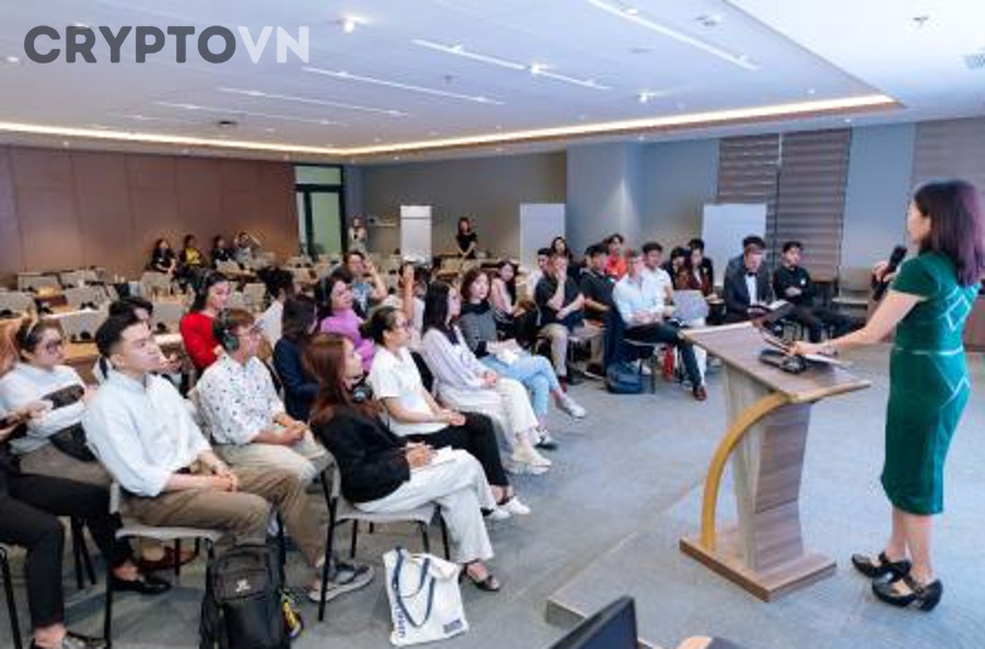 Team làm việc cùng bảng kế hoạch và laptop để triển khai sản phẩm crypto