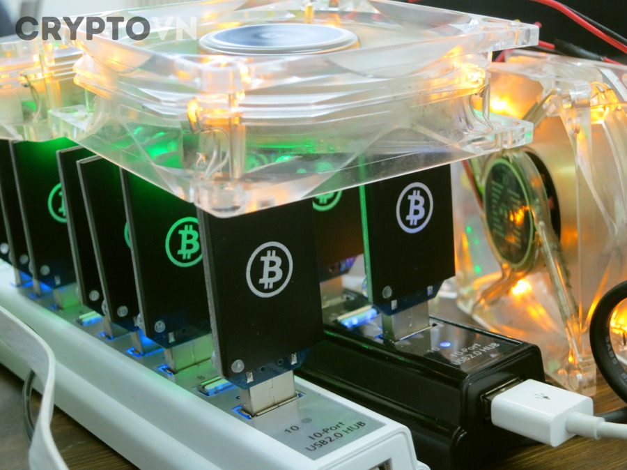 Thiết bị đào Bitcoin minh họa cho chi phí và hashrate trong mạng Proof of Work