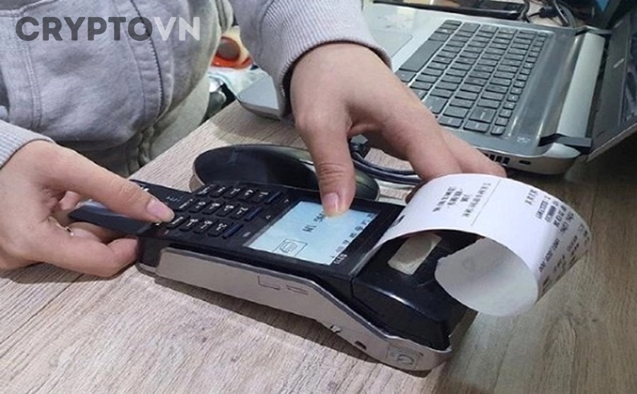 Nhà đầu tư kiểm tra dữ liệu giao dịch và hồ sơ khai thuế tiền điện tử