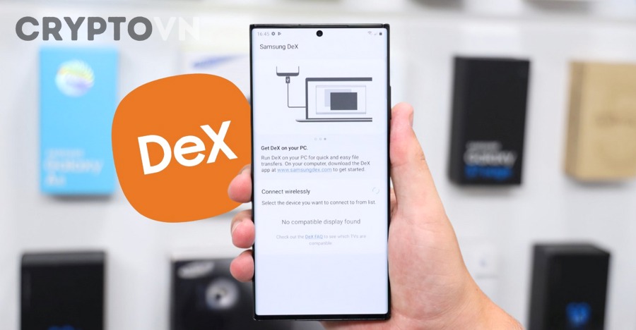 Người dùng phân tích giao dịch crypto và rủi ro khi dùng DEX